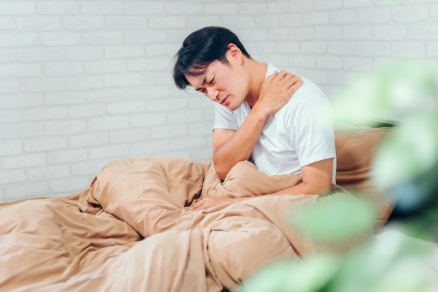 突然首が痛む 首が回らない 疲労困憊など 寝違えは辛いものです